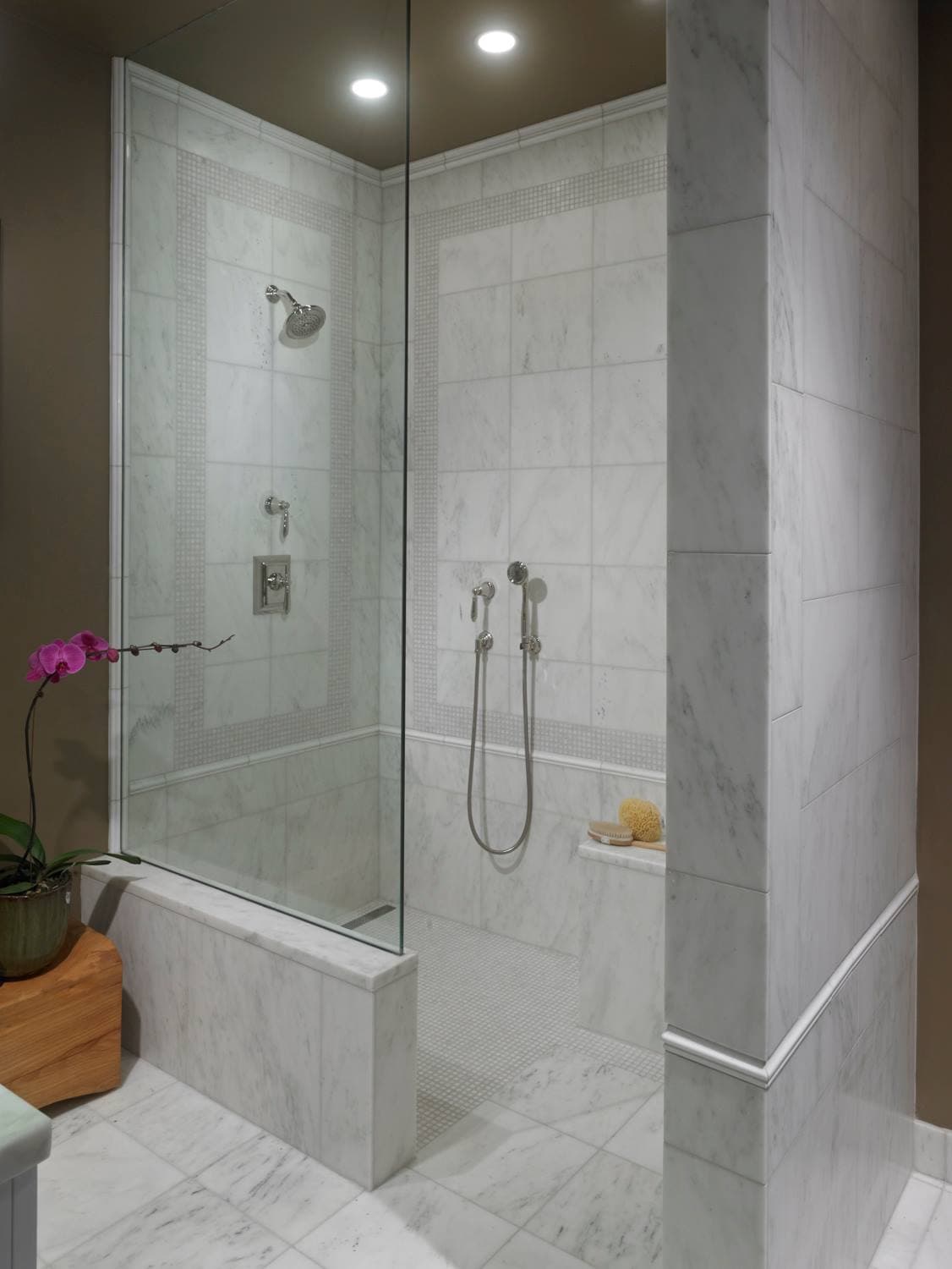 Elegant Bathroom — Photo 2