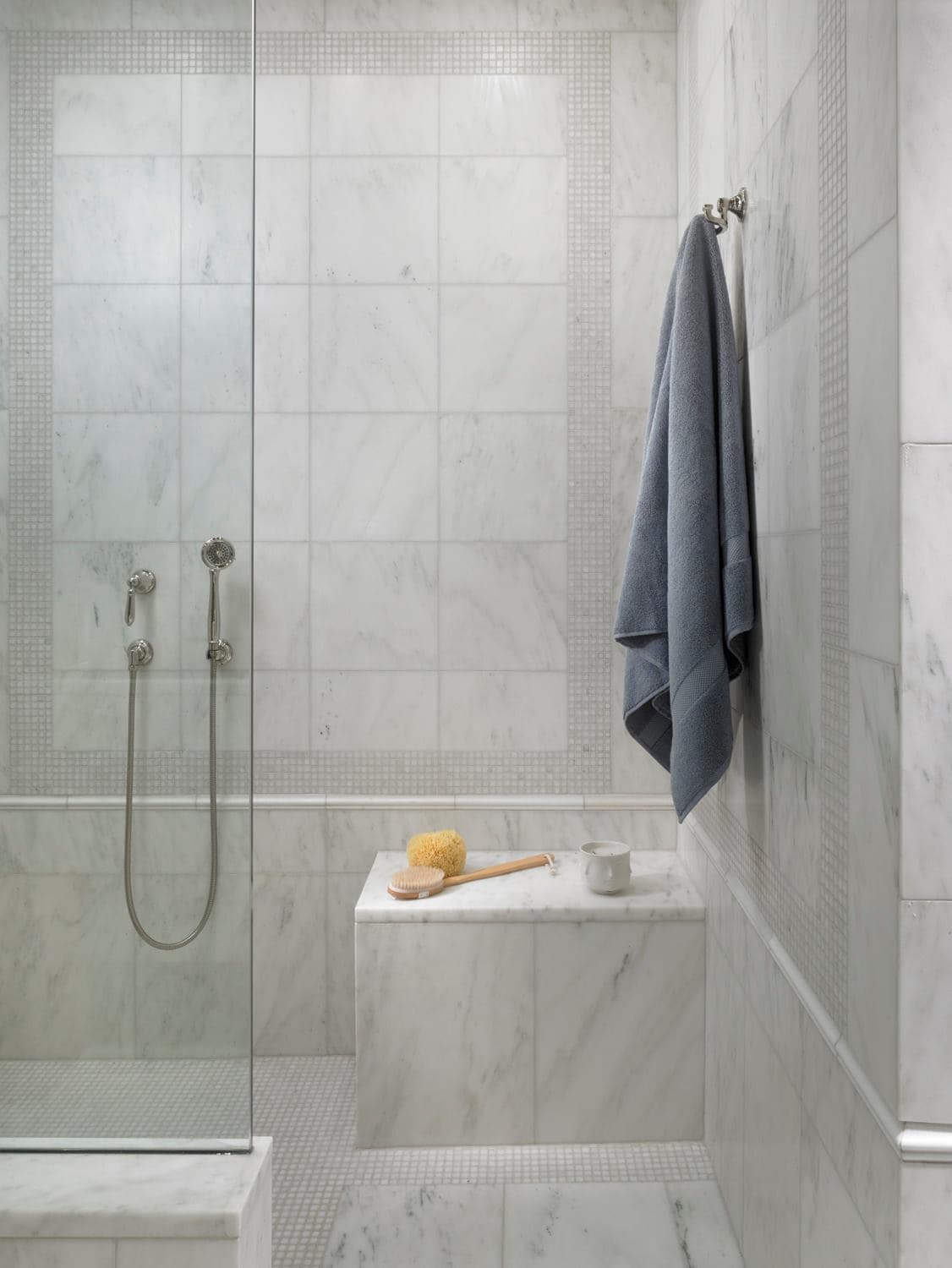 Elegant Bathroom — Photo 3