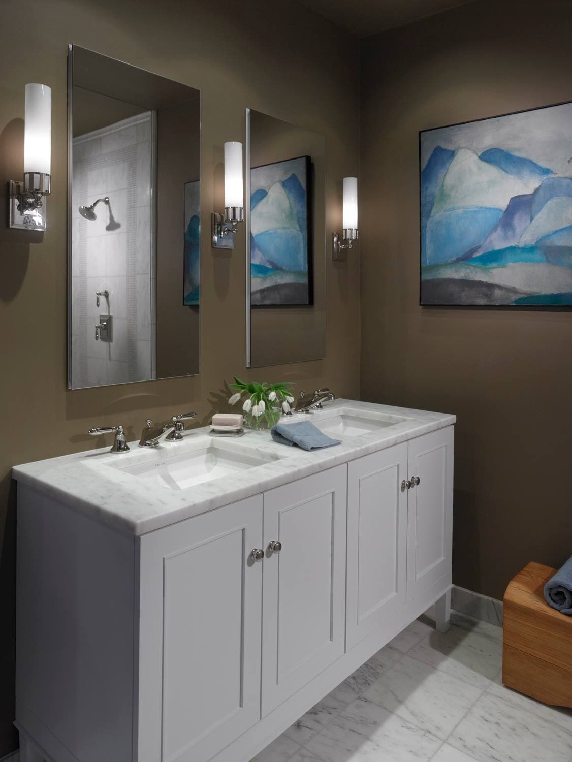 Elegant Bathroom — Photo 1
