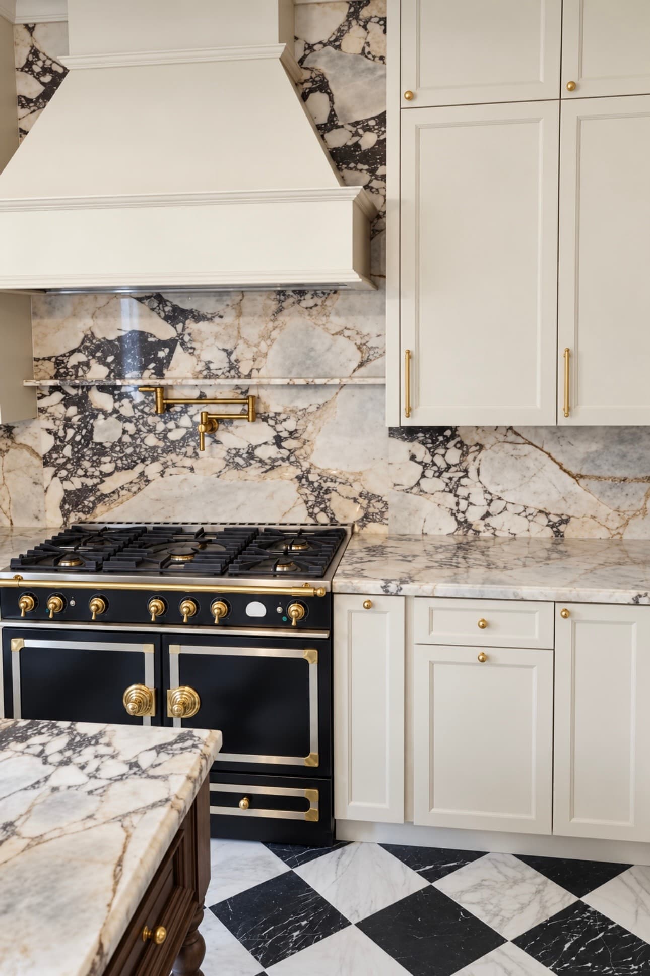 Veined Stone Kitchen & Black Range — Photo 1