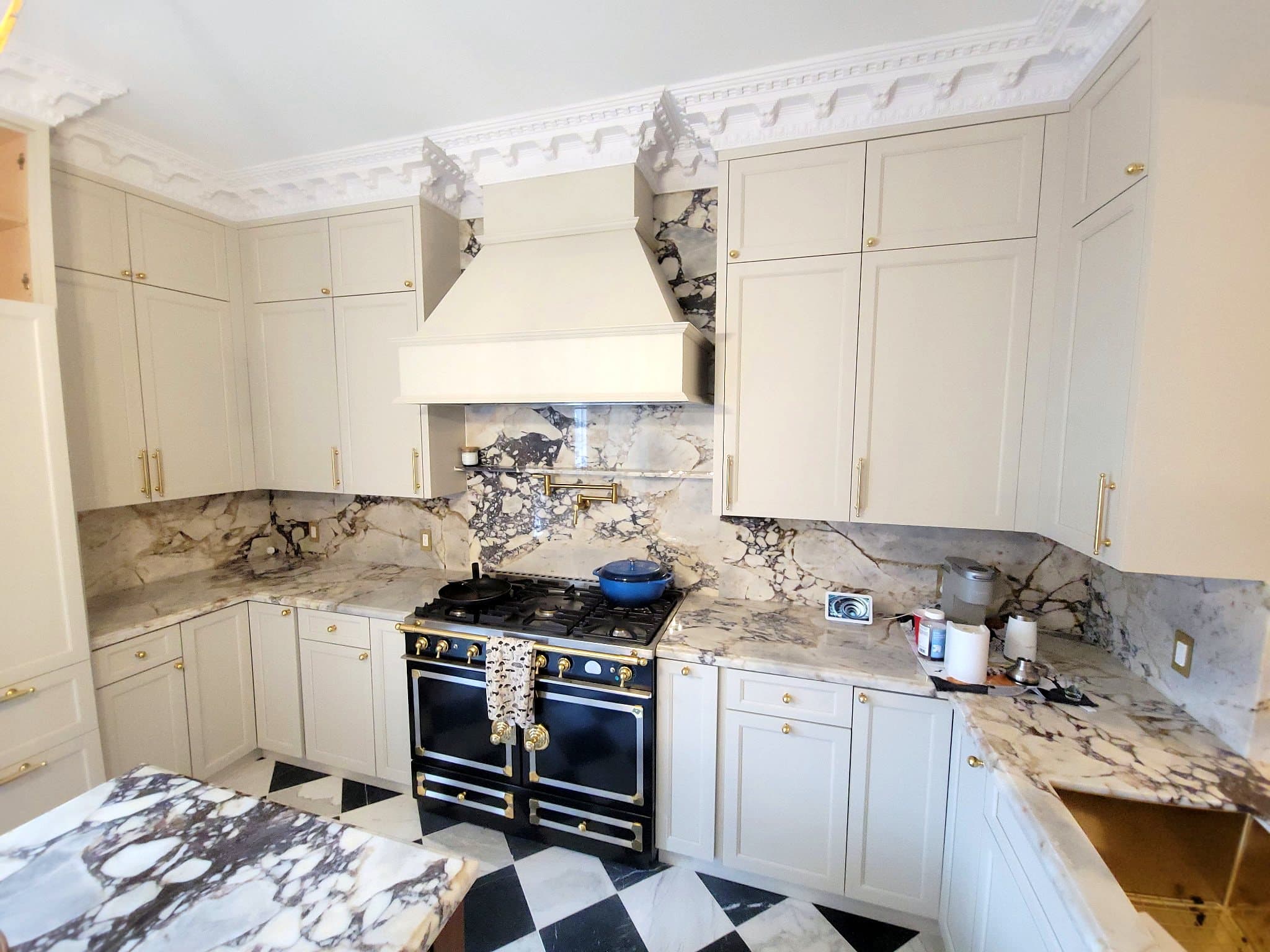 Veined Stone Kitchen & Black Range — Photo 3