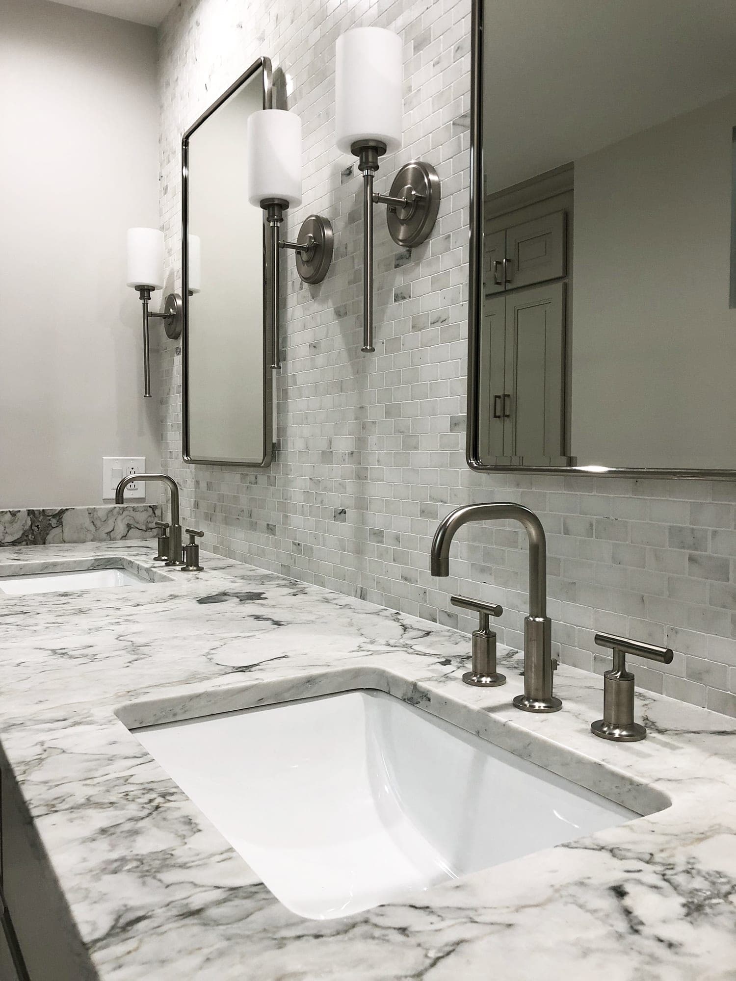 White Arabesque Counters & Olympian White Mosaic Tile — Photo 5