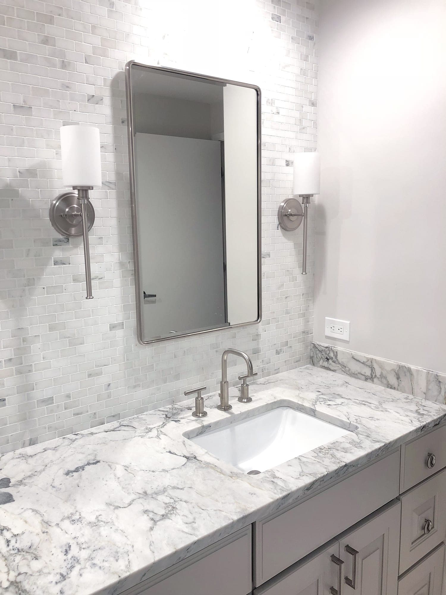 White Arabesque Counters & Olympian White Mosaic Tile — Photo 1