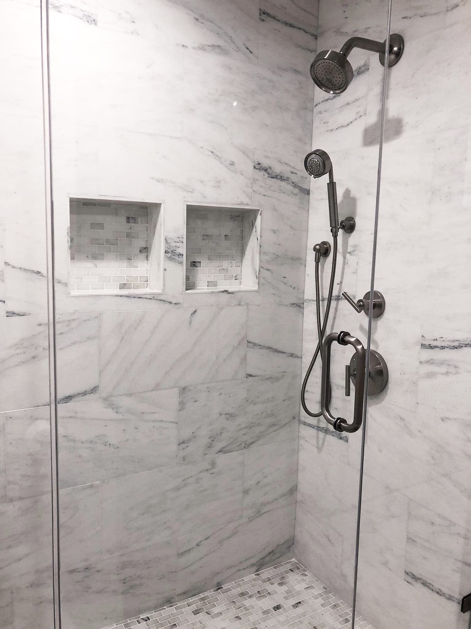 White Arabesque Counters & Olympian White Mosaic Tile — Photo 7