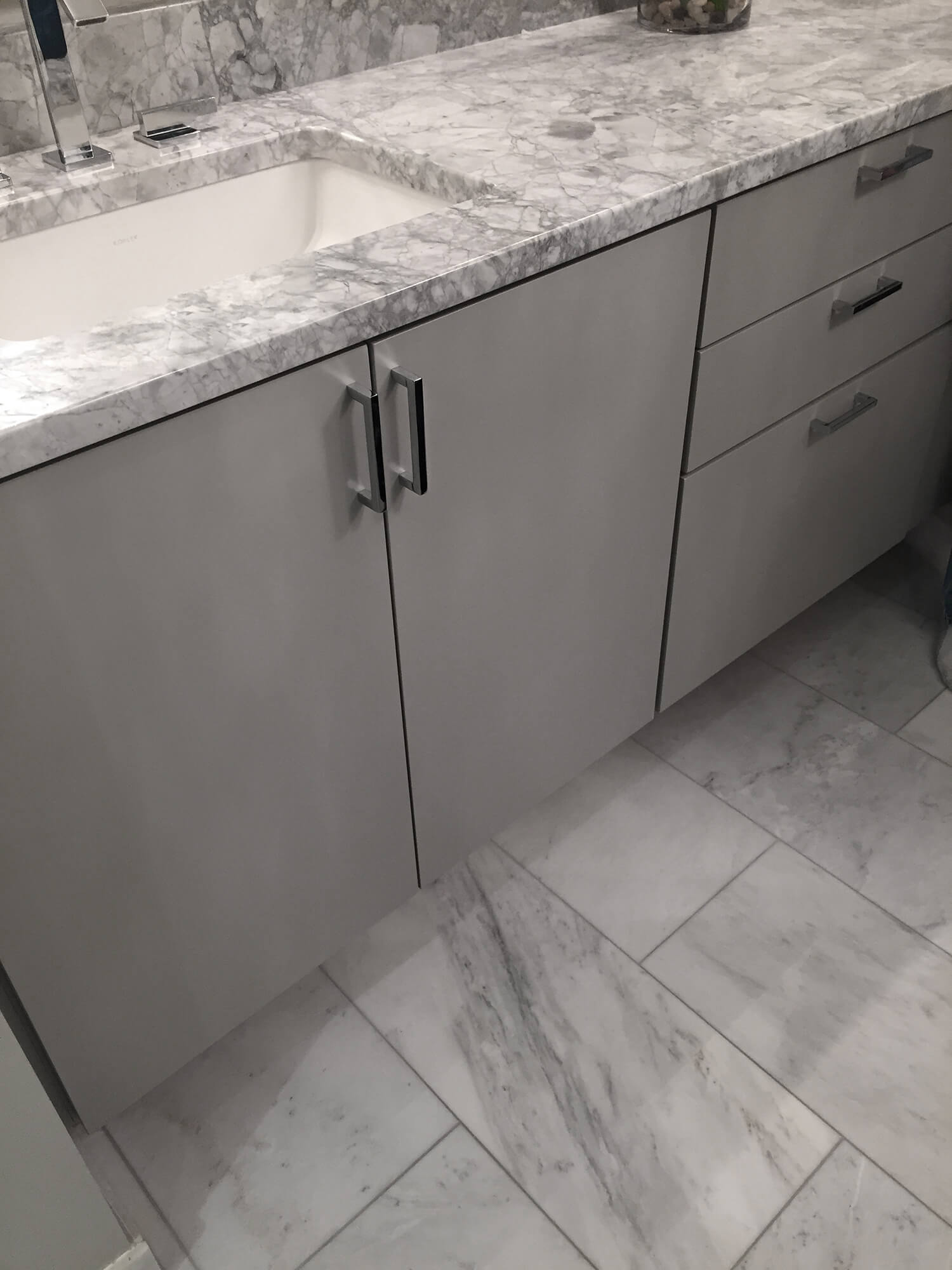 Super White Vanity & Versailles White Tile Marble | Stone City